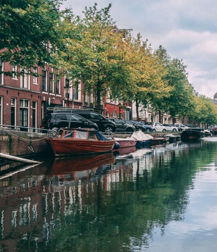 Фото Хаита Голи из Pexels писсуары в Амстердаме)