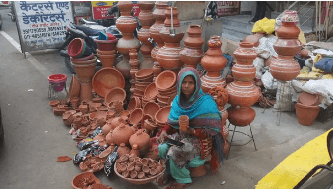 женщина-гончар в Индии